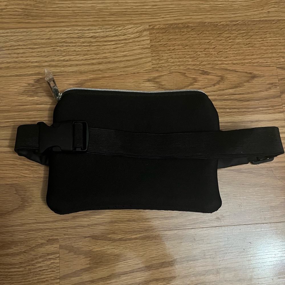 HYPR -Stylish Black Belt Bag - Picture 2 of 4